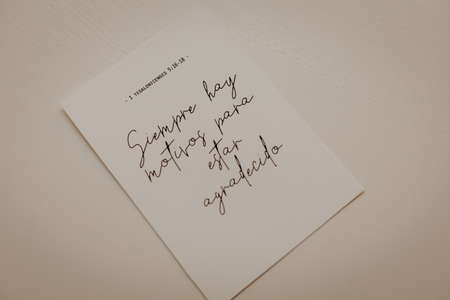 a motivational quote in Spanish written on a piece of paper
Translation: There are always reasons to be gratefulの写真素材