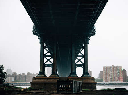 A below shot of the Brooklyn Bridge in New Yorkの写真素材