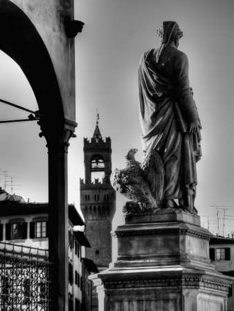 A vertical grayscale shot of a statute in the historic Florence, Italyの写真素材