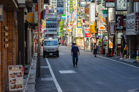 SHINJUKU, TOKYO, JAPAN - May 07, 2020: Shots from Shinjuku, Tokyo, Japan during the COVID-19 emergency declaration stay-at-home call.のeditorial素材