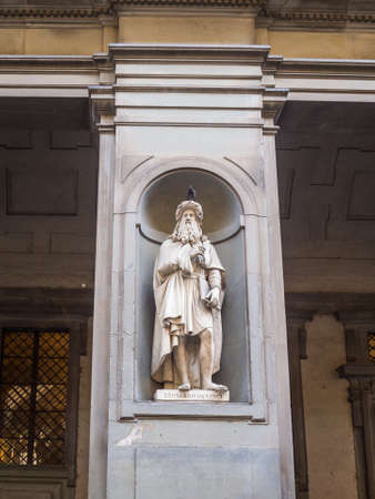 FLORENCE, ITALY - Jul 05, 2019: Statue of Leonardo Da Vinci in Uffizi Gallery, Firenza, Italyのeditorial素材