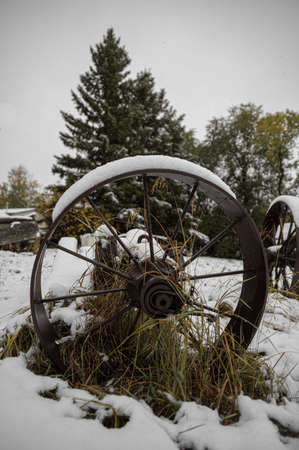 A vertical shot of a cartwheel covered in snow in the City of Westminster, Abbey roadの写真素材