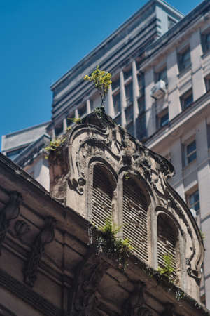 A vertical selective focus shot of an old building in the middle of the cityの写真素材