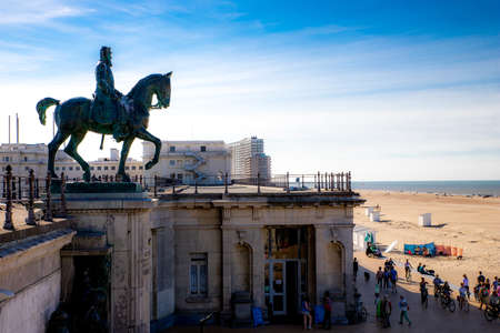 OSTENDE, BELGIUM - Oct 13, 2018: Statue du roi LÃ©opold II sur la promenade maritime dâOstende. Vue de profil et face avec la plage en contrebas.のeditorial素材