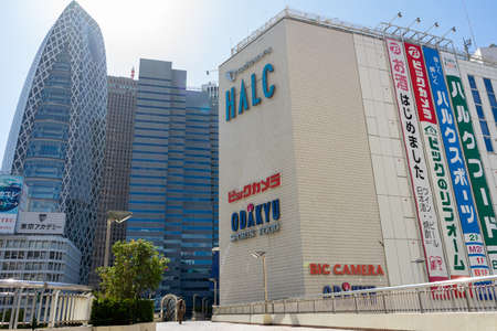 SHINJUKU, TOKYO, JAPAN - May 07, 2020: Shots from Shinjuku, Tokyo, Japan during the emergency declaration stay-at-home call.のeditorial素材