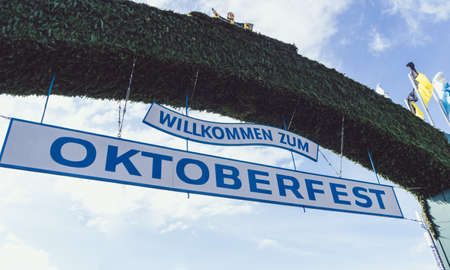 A low angle shot of a sign welcoming people to the Oktoberfest festivalの写真素材