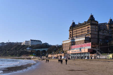 SCARBOROUGH, UNITED KINGDOM - Jan 18, 2020: Horizontal shot of a hotel on the beachfront of scarborough coastline taken from the beachのeditorial素材