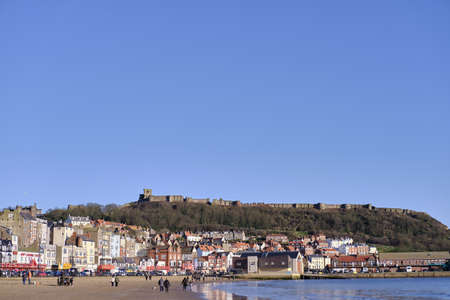SCARBOROUGH, UNITED KINGDOM - Jan 18, 2020: Horizontal shot of scarborough beach with scarborough castle ruins in the distanceのeditorial素材