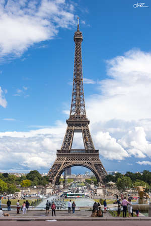 PARIS, FRANCE - Sep 01, 2019: Eifell Tower in Paris Franceのeditorial素材