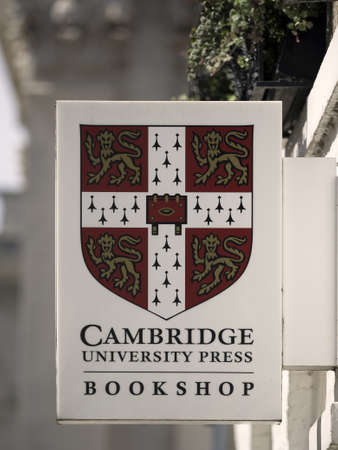 CAMBRIDGE, UNITED KINGDOM - Aug 11, 2017: CAMBRIDGE, UK:  Sign above Cambridge University Press Bookshopのeditorial素材