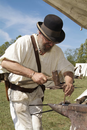 DEFIANCE, UNITED STATES - Sep 16, 2008: A blacksmith at work at the Daniel Boone Pioneer Days event in Defiance, Missouriのeditorial素材