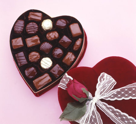 An overhead shot of chocolate in a heart-shaped boxの写真素材