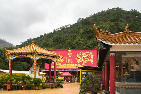 The courtyard and the main temple of the Ten Thousand Buddhas Monastery, Hong Kong, Sha Tinのeditorial素材