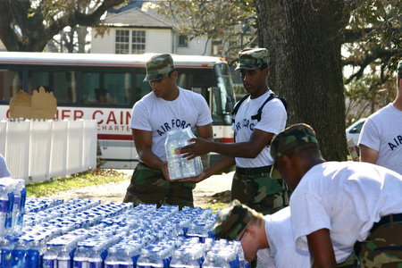 BILOXI, UNITED STATES - Sep 09, 2005: Air Force personnel unload bottled water for Hurricane Katrina victims.のeditorial素材
