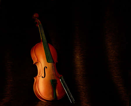 A closeup shot of a violin on with a dark backgroundの写真素材