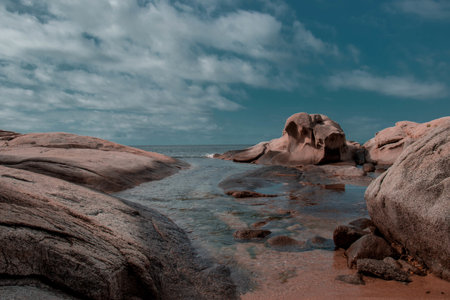 Cala roques planes con mar y cielo lleno de nuvesの写真素材