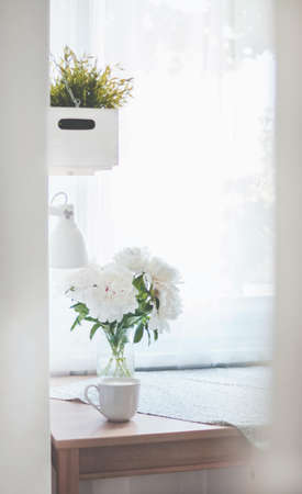 A vertical shot of a white flowers in a vase - background conceptの写真素材