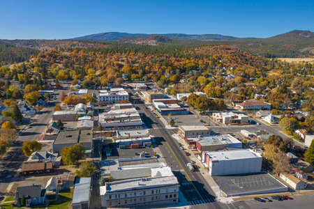 SUSANVILLE, CALIFORN, UNITED STATES - Nov 04, 2020: The Main Street of the city of Susanville as it borders national forest land.のeditorial素材