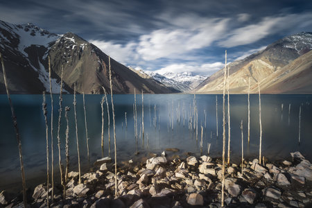 Vista panoramica del cajon del maipo con un embalse y montanas  nevadasの写真素材