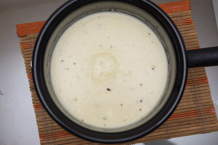 A high angle shot of a vichyssoise soup in a cookerの写真素材