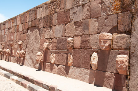 A beautiful shot of the sculptures on the temple of Kalasasaya in Tiwanaku, Boliviaの写真素材