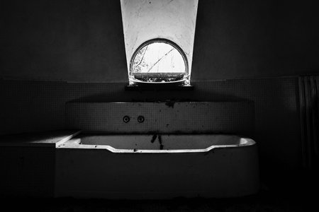 A grayscale shot of sink in an abandoned houseの写真素材
