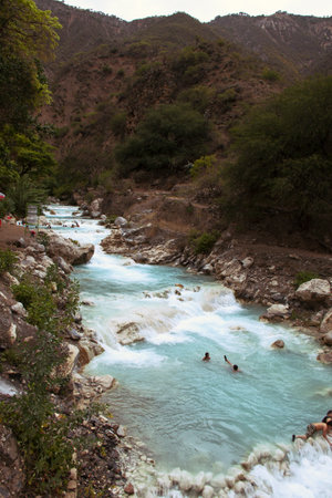 A vertical closeup of a small river at the caves of Tolantongoの写真素材