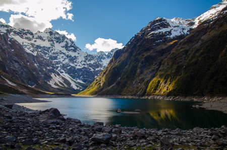 A closeup shot of the Lake Marian and mountains in New Zealandの写真素材