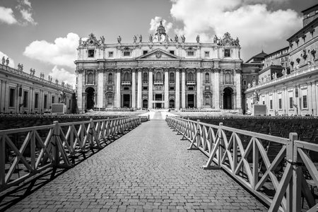 A greyscale shot of The Saint Peter's Square in the Vatican City on a cloudy dayのeditorial素材
