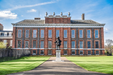 A front view of the Kensington Palace and the King William III monument in London on a bright dayのeditorial素材