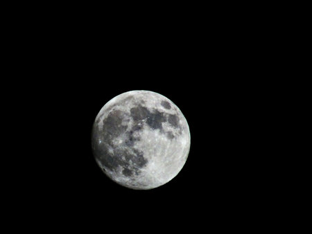 A closeup shot of the full moon in the dark night skyの写真素材