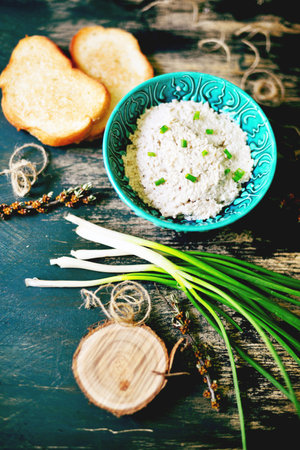 A vertical shot of delicious onions and bread slices next to a dishの写真素材