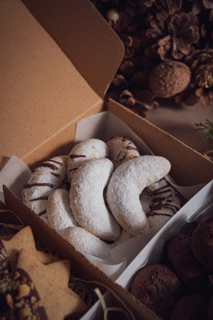 A closeup of the freshly baked sweet pastries covered in sugar powder in a boxの写真素材