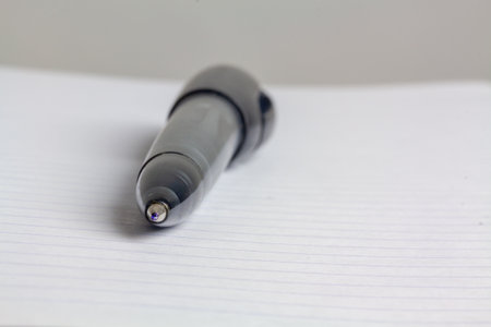 A closeup shot of a pen on the notebookの写真素材