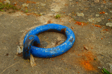 A blue mooring ring on the quay of the Main in Frankfurt's Hoechst district.の写真素材