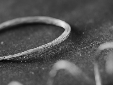 A grayscale shot of a curvy copper wireの写真素材