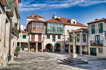 Hermosa plaza de la LeÃ±a de arquitectura medieval en la ciudad gallega de Pontevedra, EspaÃ±a