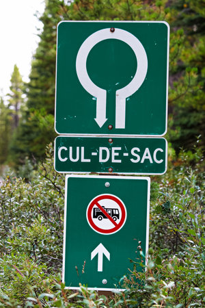 A Cul-De-Sac and No RV entry sign.の写真素材