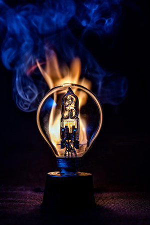 GlÃ¼hbirne in Flammenの写真素材