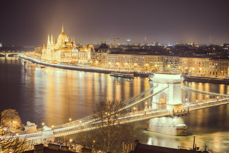 BUDAPEST, HUNGARY - DECEMBER 18, 2017: The Szechenyi Chain Bridge is a suspension bridge that spans the River Danube between Buda and Pest.のeditorial素材