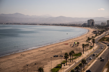Blick auf den noch menschenleerenh Strand von La Serena, Chile.の写真素材