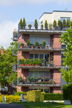Balkone an einem modernen WohngebÃ¤ude aus Backstein, Wilhelmshaven, Niedersachsen, Deutschland, Europaのeditorial素材