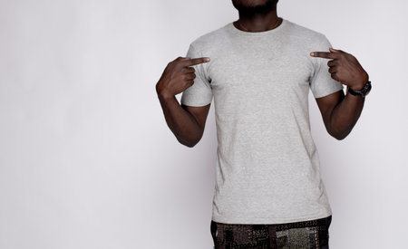 black model wearing a plain grey t-shirt