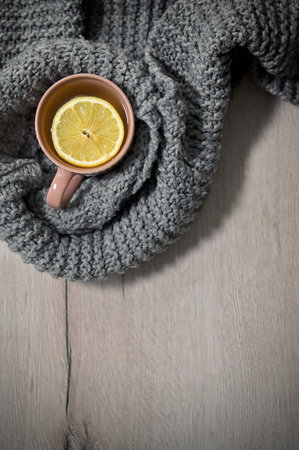 Hot Winter Tea In A Mug With Lemon Chips And A Scarfの写真素材