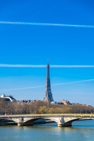 Paris, the Invalides bridge on the Seine, with the Eiffel Tower in backgroundの写真素材