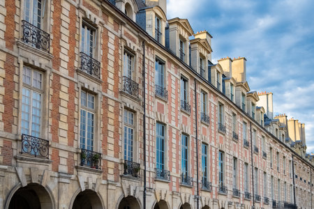 Paris, place des Vosges, beautiful buildings with a public parkの写真素材