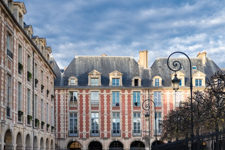 Paris, place des Vosges, beautiful buildings with a public parkの写真素材