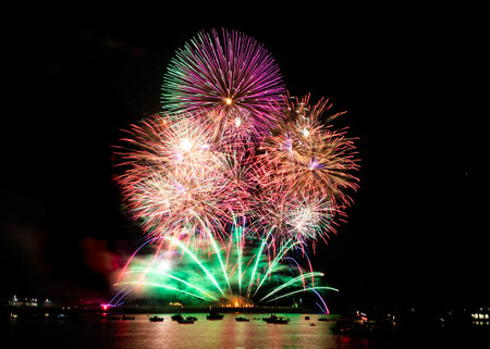 Firework display over the harbour at Plymouth as part of 2018 British Firework Championships from 'Illusion Fireworks'

August 2018の写真素材