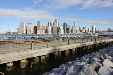 A scenic view of the Brooklyn Bridge Park with the view of the city in the USAの写真素材