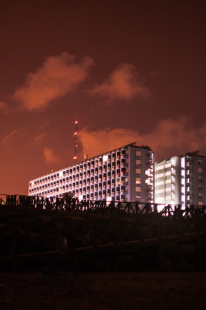 A vertical shot of a grand hotel building against a pinkish dusk skyの写真素材